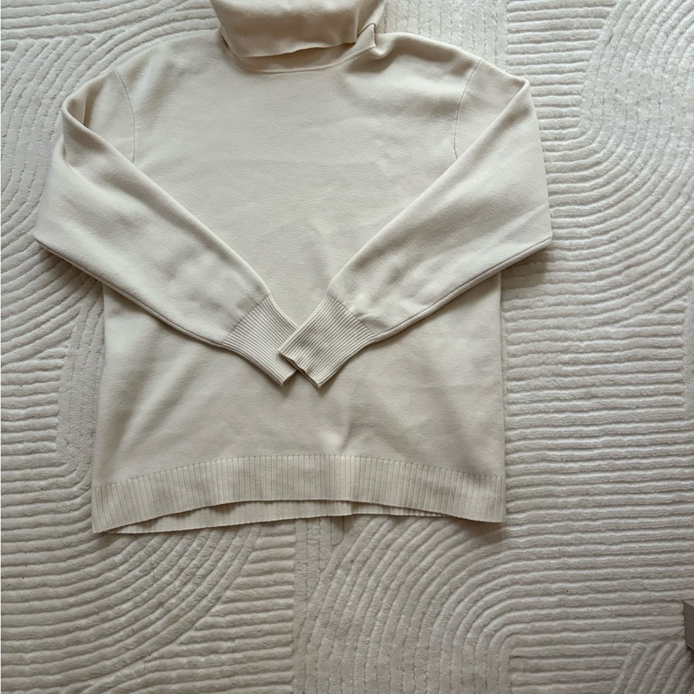 Uniqlo turtle neck cream size S
